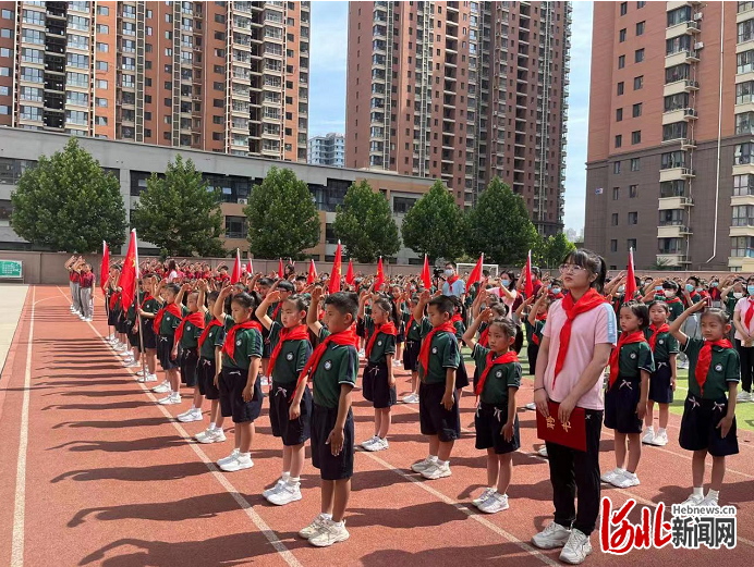 石家庄市公园城小学开展新队员入队仪式