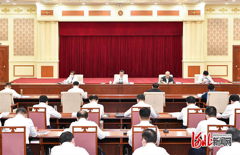 倪岳峰主持召开省委理论学习中心组学习会1.jpg