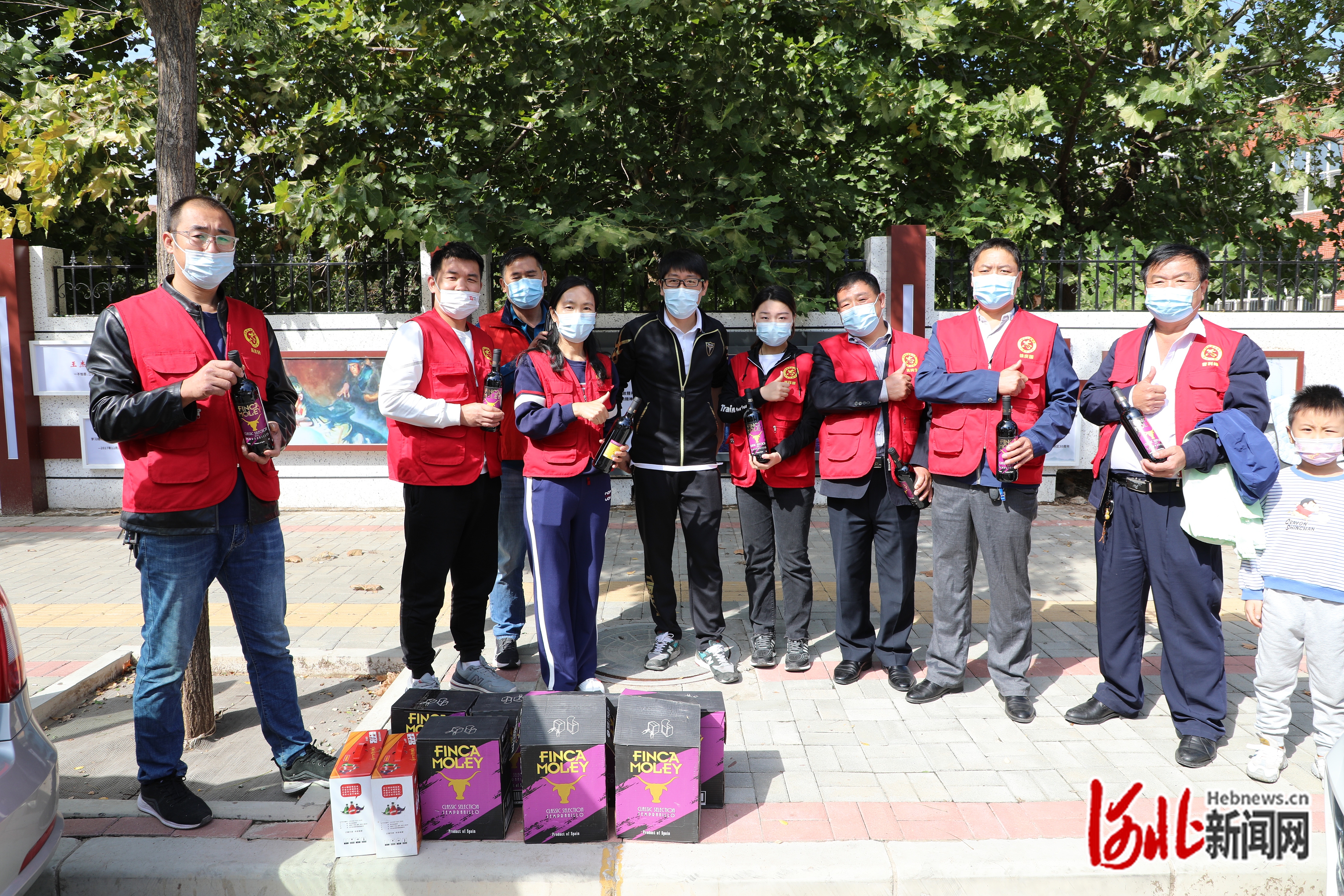 1664881176590459.jpg 纵览新闻发奖品.JPG