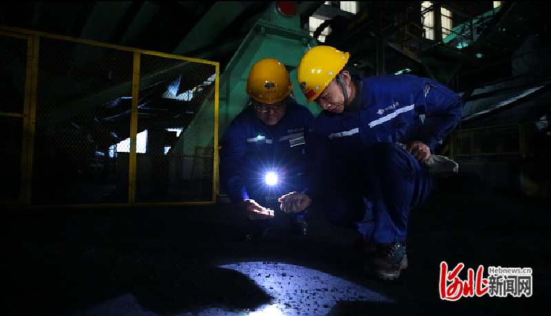 图为首钢京唐3号球团生产车间中国五冶集团上海工程技术服务公司员工在检查球团矿质量。.png