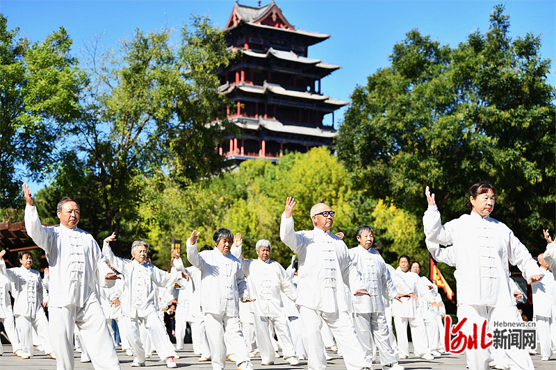 图3：迁安市民在黄台山公园锻炼。河北日报通讯员梁玉水摄.jpg