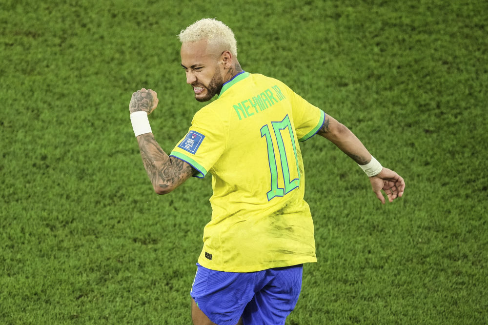 巴西队球员内马尔在比赛中进球后庆祝.