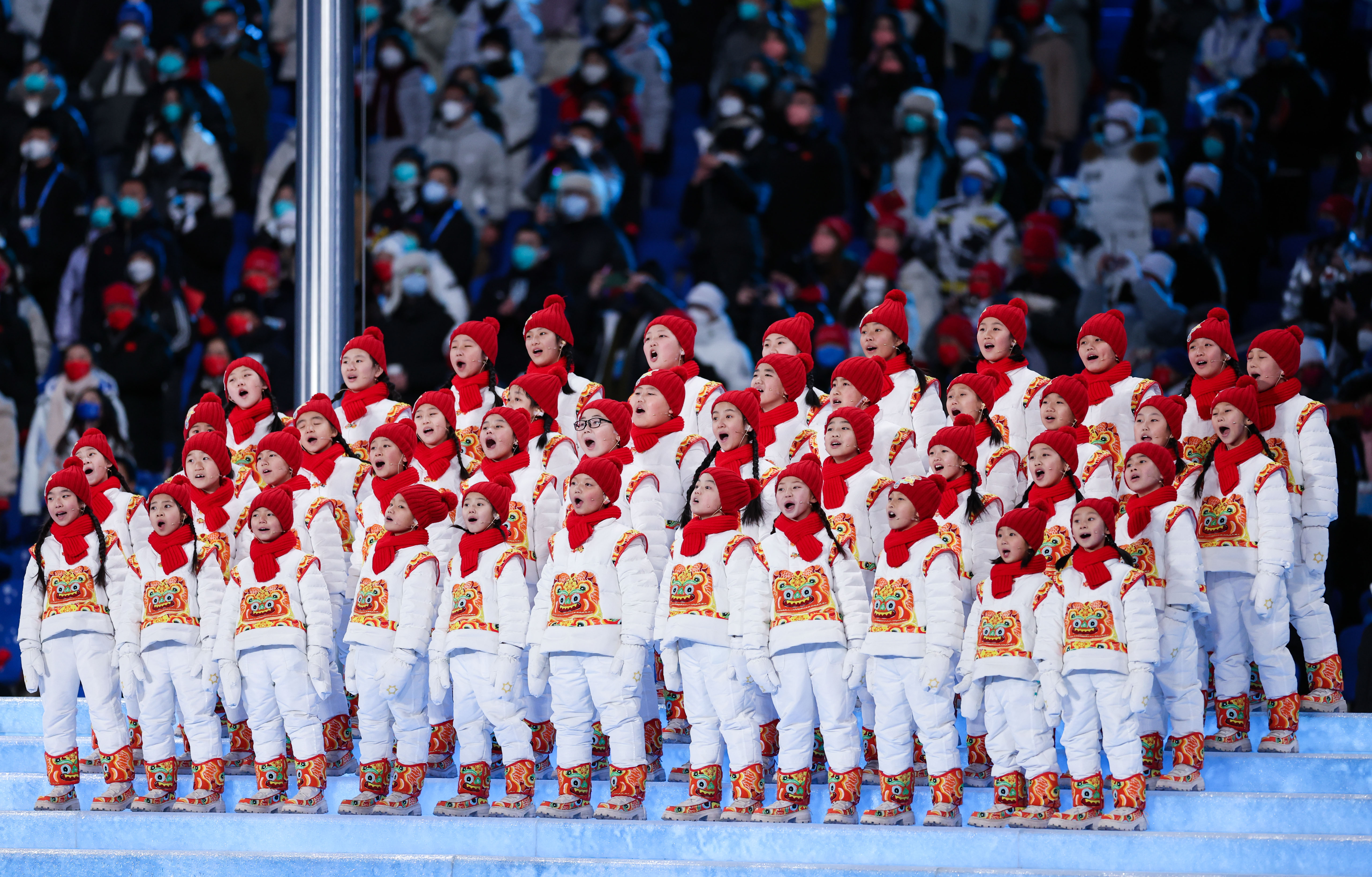 2月4日晚，第二十四届冬季奥林匹克运动会开幕式在北京国家体育场举行。 这是“马兰花儿童合唱团”用希腊语在开幕式上歌唱。新华社记者 曹灿 摄.JPG