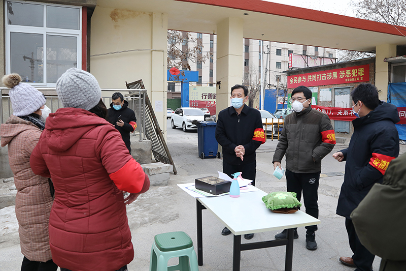 2牛亚辉同志在社区参加防疫志愿活动.JPG