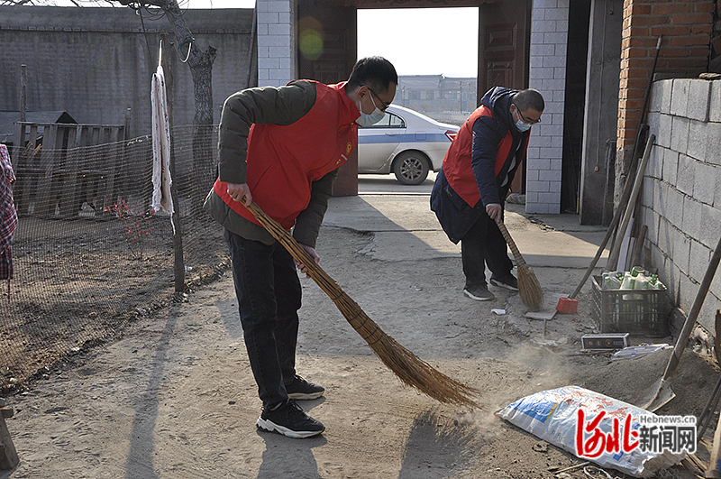 图2：驻村工作队为老党员打扫院子。河北日报通讯员商立超摄.jpg