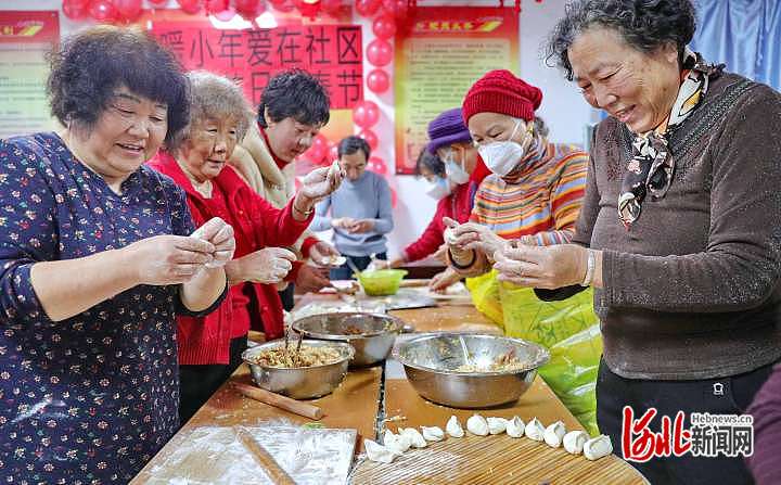 河北秦皇岛：包饺子 迎小年1.jpg