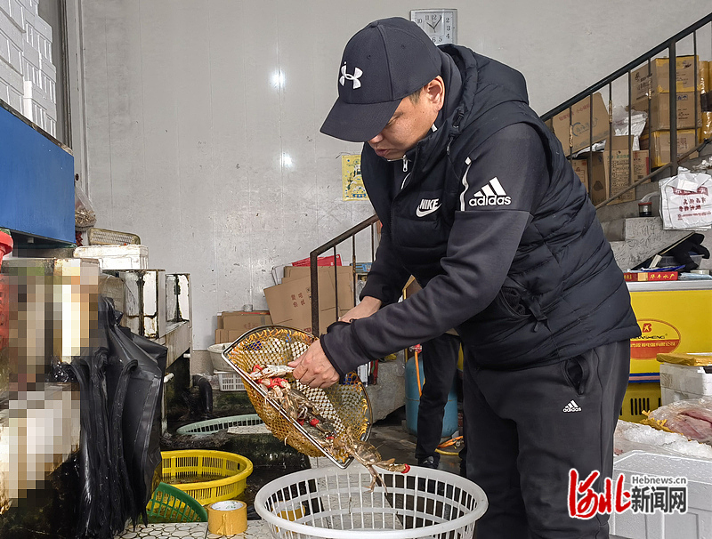 《新春走基层·欢乐祥和过大年——新年货》配片3_副本.jpg