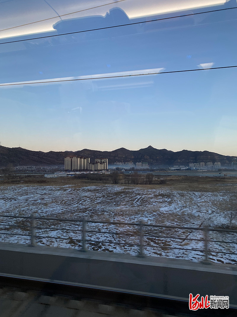 1675239545664281.jpg 高铁下的承德.jpg