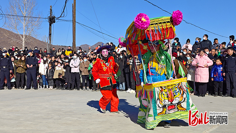 承德市隆化县章吉营村慈云寺庙会表演_副本.jpg