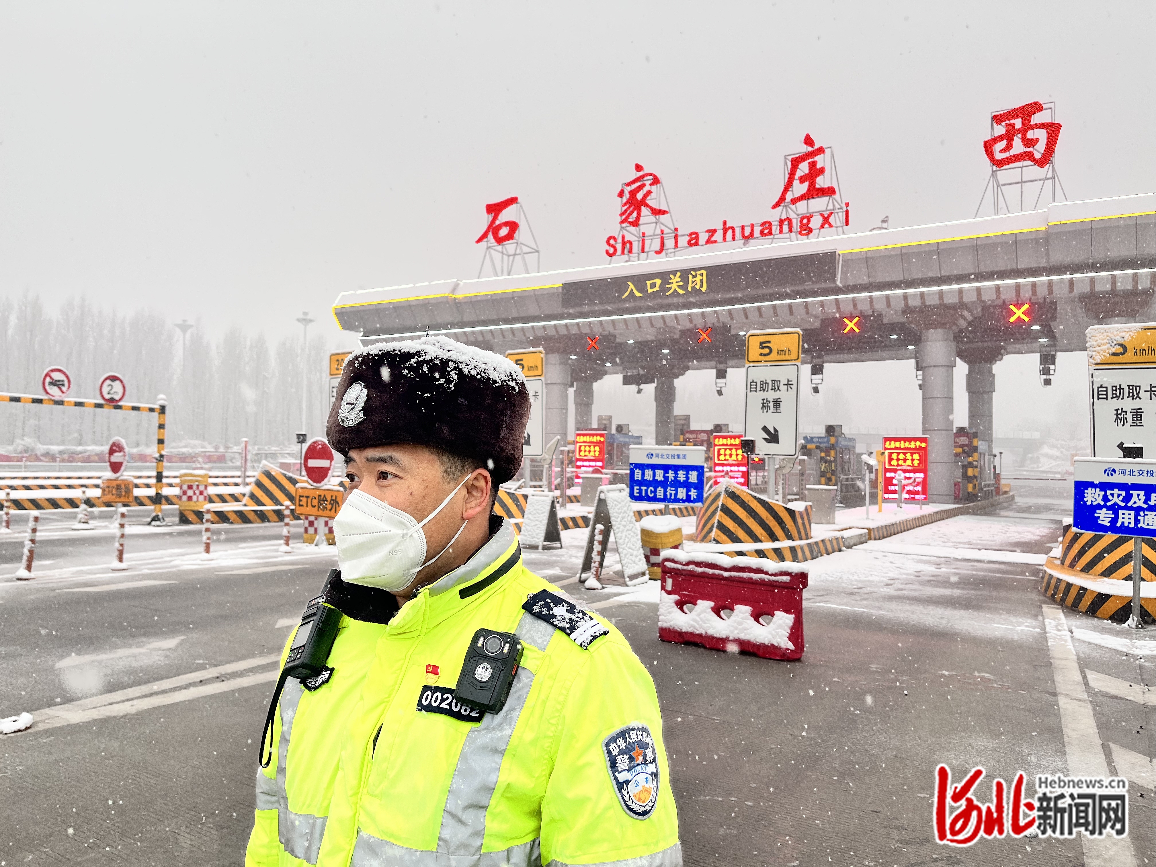 高速公路交警把守重点端口加强疏导.jpg