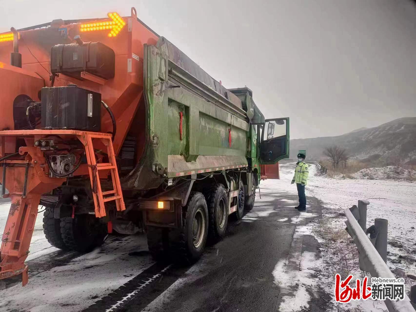 高速交警协调道路养护部门及时除雪.jpg