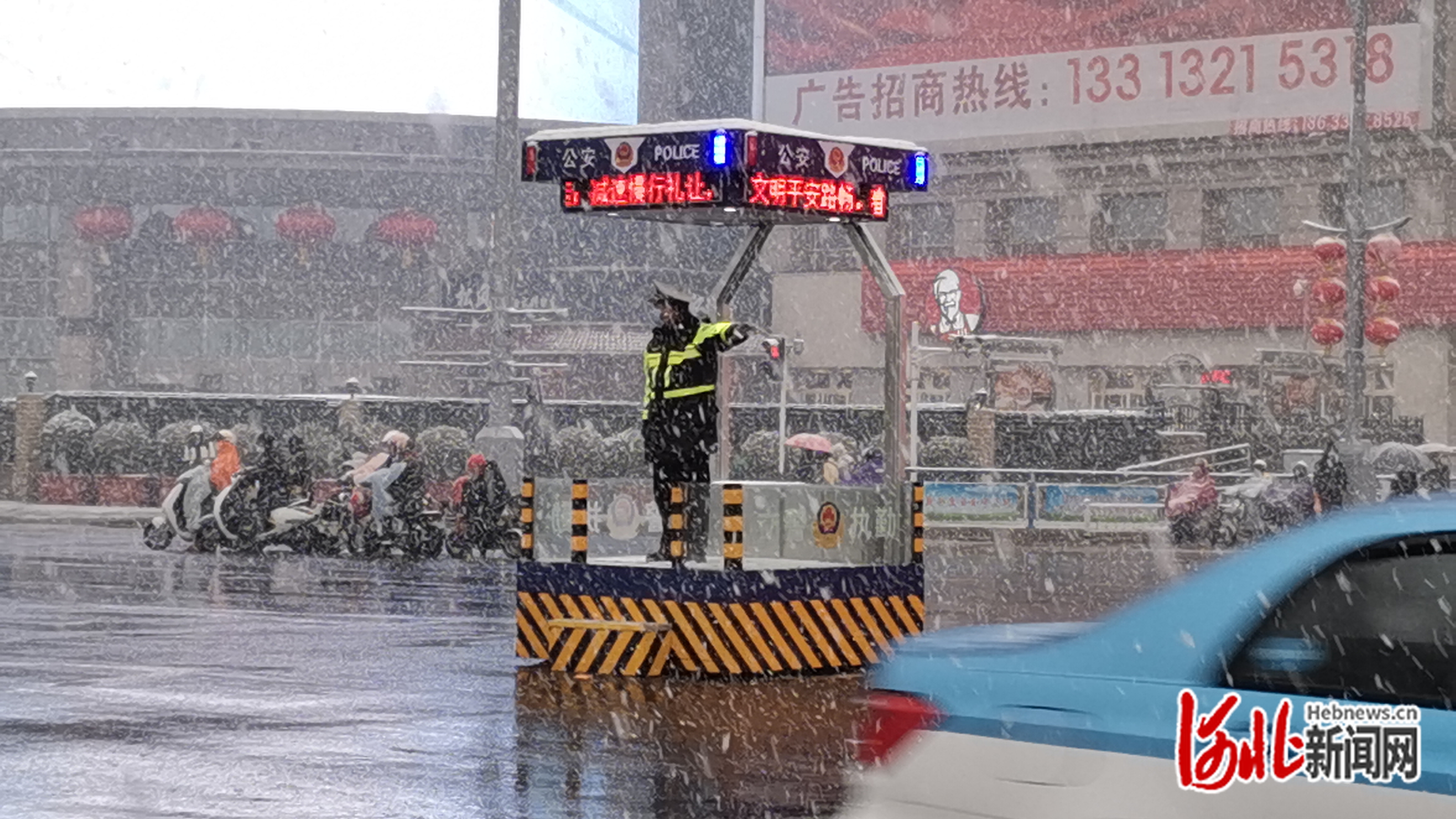 石家庄交警雪中坚守岗位.jpg