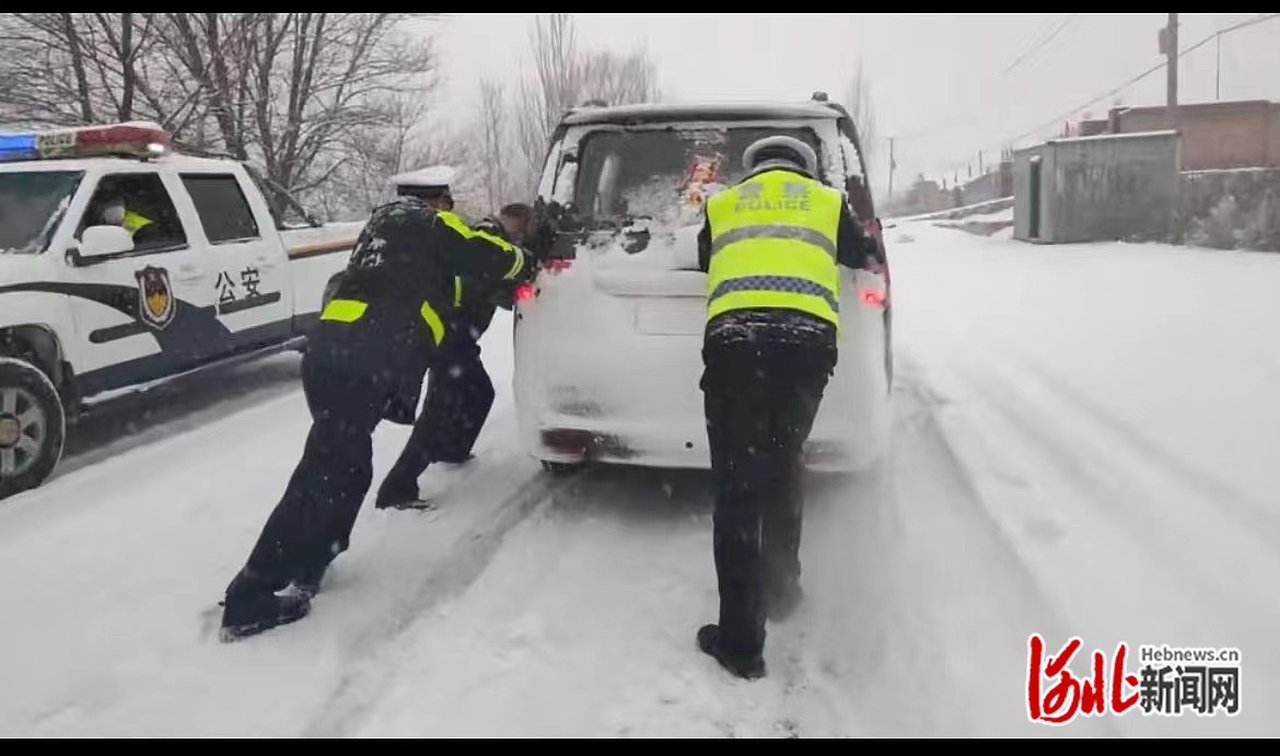 张家口交警救助受困车辆.jpg