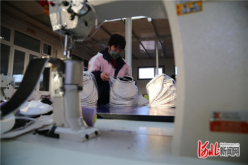图1：工人在查验并打包成品帽子。吴海民摄.jpg