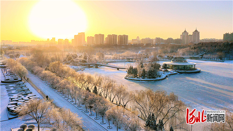 图2：雪后初晴的城市公园一角。.jpg