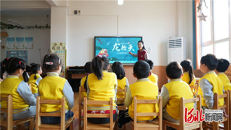 图二：老师正在向孩子们讲“二月二龙抬头”的由来及风俗习惯，带孩子诵读关于节日的童谣  武奕成  拍摄.jpg