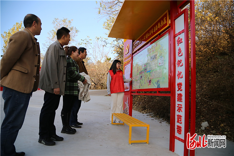 图1：党员志愿者在向游客介绍红色故事。通讯员吴海民摄.jpg