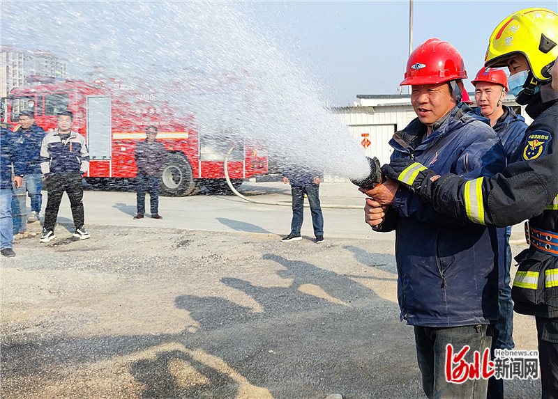 2.企业员工在消防工作人员指导下操作消防演练。.jpg