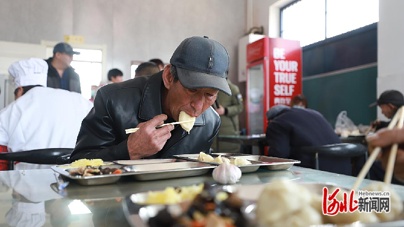 一名老人正在尹庄村爱心敬老食堂吃饺子。通讯员马英杰摄.png