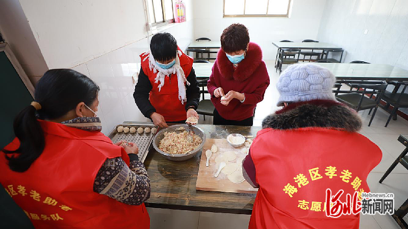 厨师和志愿者在尹庄村爱心敬老食堂忙碌。通讯员马英杰摄.png
