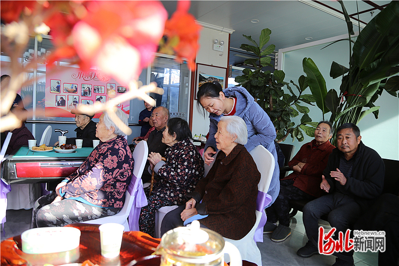 党员志愿者在陪护老年人。通讯员吴海民摄.jpg