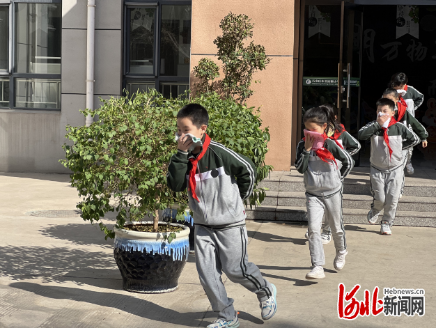 石家庄市公园城小学举行应急疏散演练