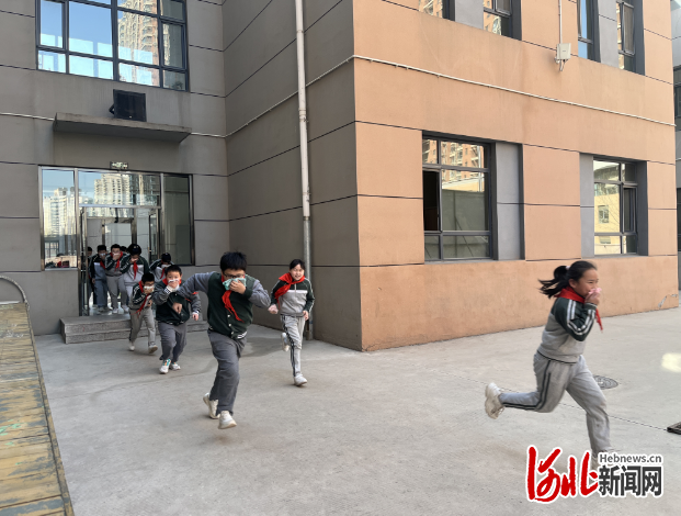 石家庄市公园城小学举行应急疏散演练