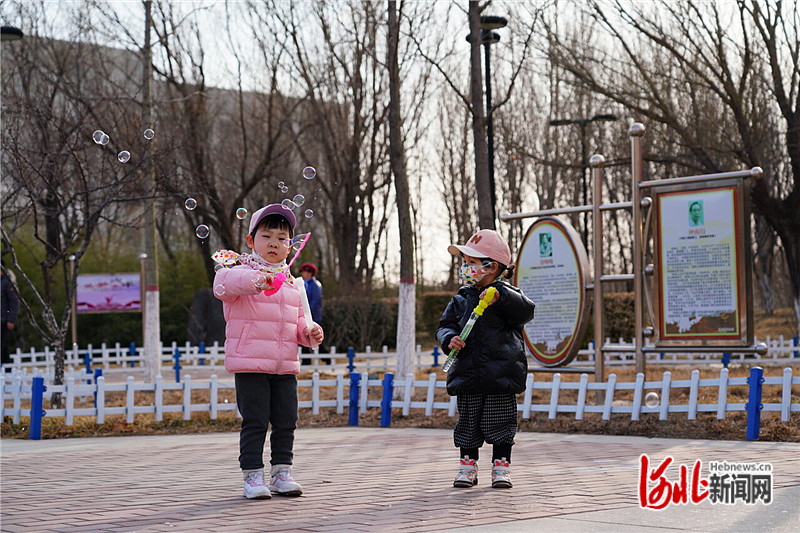 图1：3月8日下午，小朋友在开平公园玩吹泡泡。.jpg
