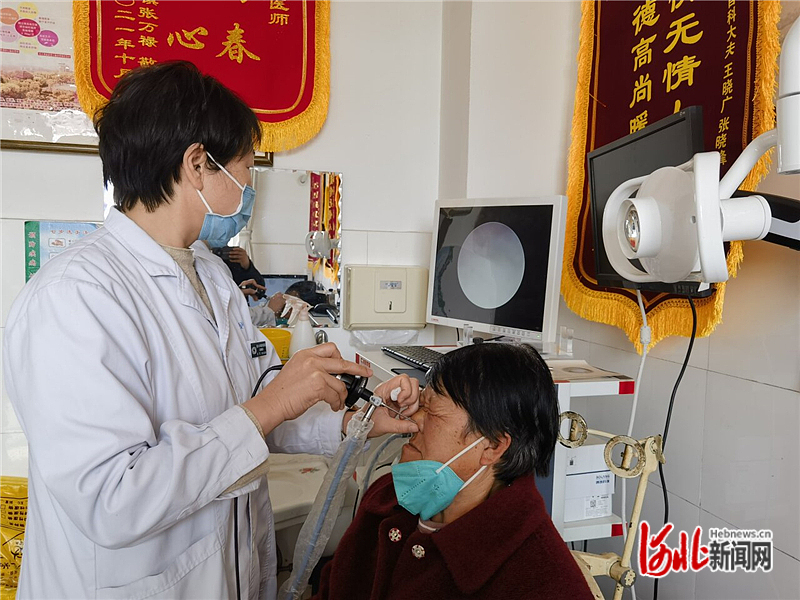 图1：专家为群众做耳鼻喉内镜系统检查.jpg