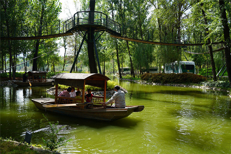 ↑9月25日，游客在灵寿县花溪谷一露营基地坐船游览。郝卫东 摄.jpg