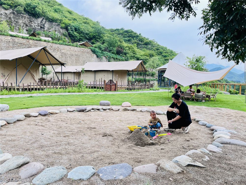 ↑7月2日，游客带孩子在野三坡景区露营基地的娱乐区玩耍。新华社记者 高博 摄.jpg