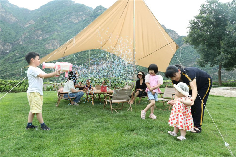 ↑7月2日，游客在野三坡景区露营基地休闲玩耍。新华社记者 高博 摄.jpg