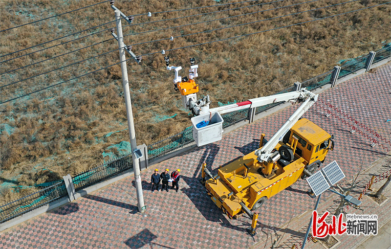 河北石家庄：新款机器人上岗首秀5.jpg