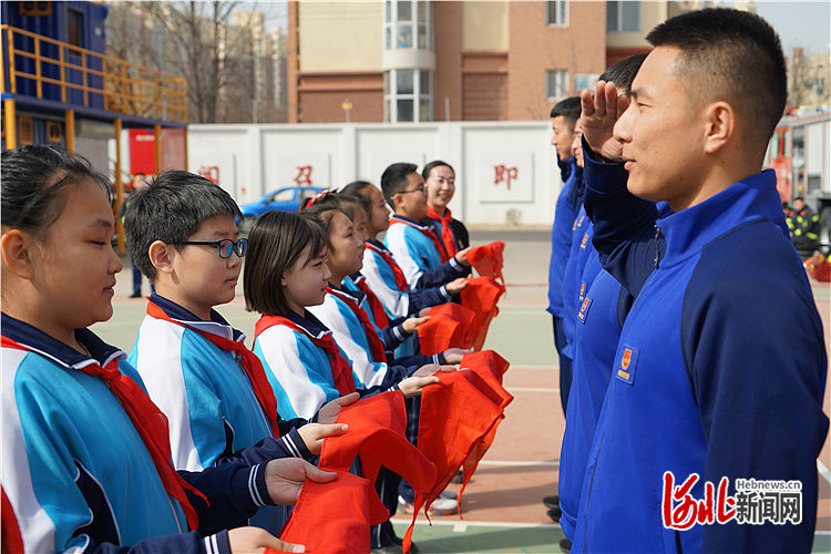 廊坊市管道局中学第二附属小学红领巾致敬火焰蓝