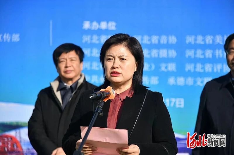 图为中共丰宁满族自治县委常委,宣传部部长田桂兰致辞.