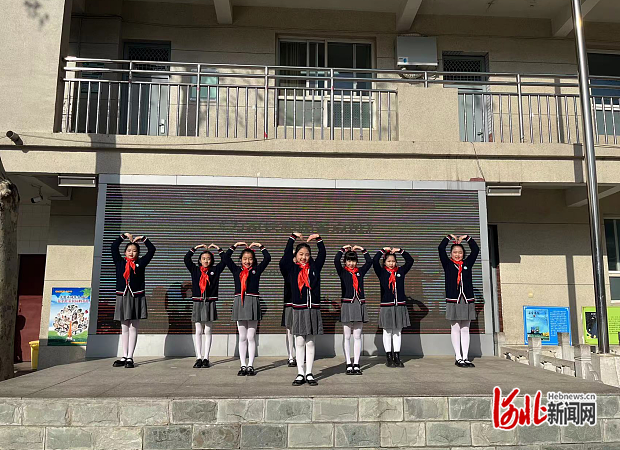 石家庄市维明路小学举行致敬家长志愿者主题升旗仪式