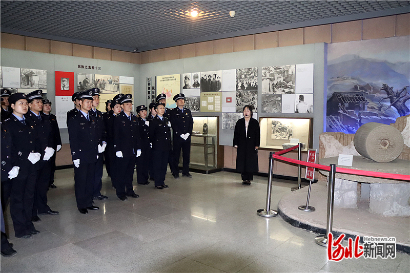 图为公安民警在参观冀东烈士纪念馆。.jpg