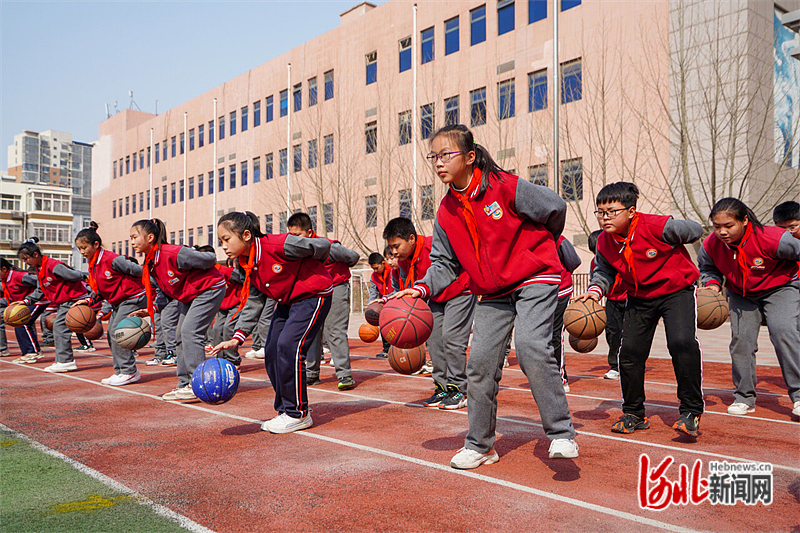 图为3月28日，河北省滦南县第四实验小学动感篮球操比赛现场。通讯员张永新摄.jpg