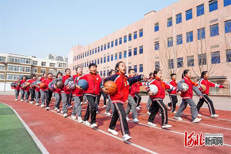 图为3月28日,河北省滦南县第四实验小学利用体育大课间时间组织动感
