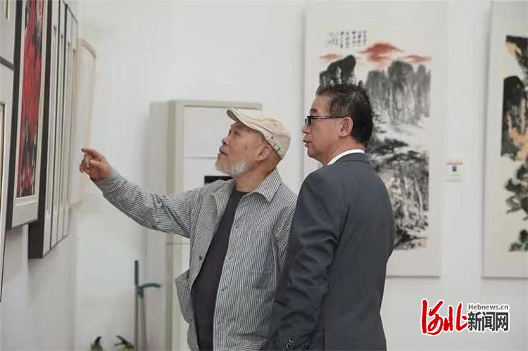 图为观众欣赏画作。河北新闻网讯（通讯员马鹏昊、唐炎）3月29日，“水墨