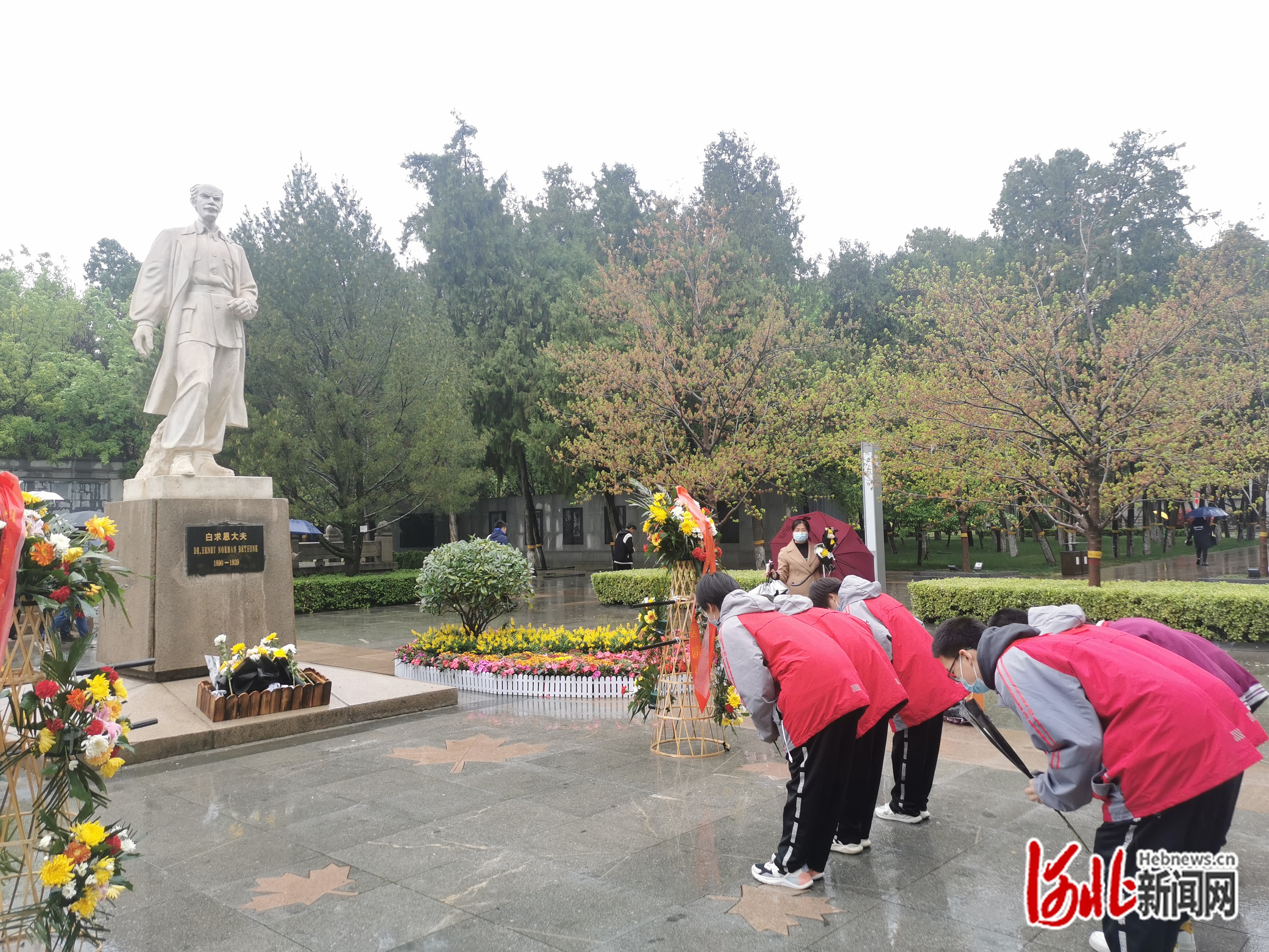 随后队员们参观白求恩纪念馆和革命烈士纪念馆,重温那段烽火岁月,铭记