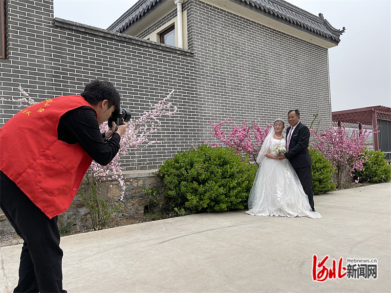 图2：公益摄影师为中老年夫妇拍摄婚纱照。.jpg