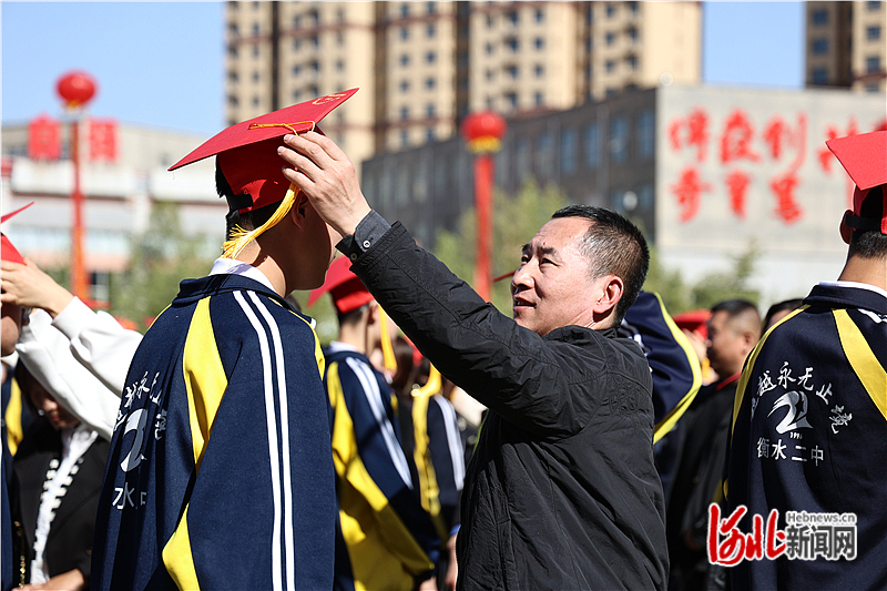 2023年4月16日，河北省衡水二中的家长为孩子冠带成人帽。.jpg