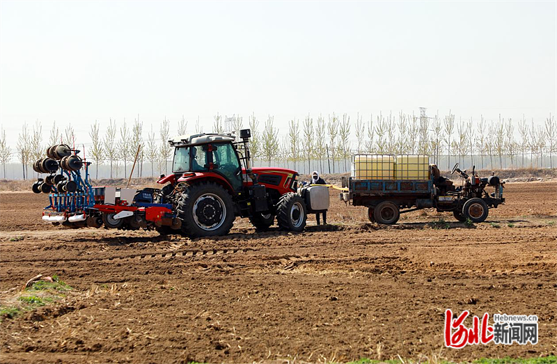 图片 2：滦南县柏各庄镇甜井庄村农民正在给播种机加水。.png