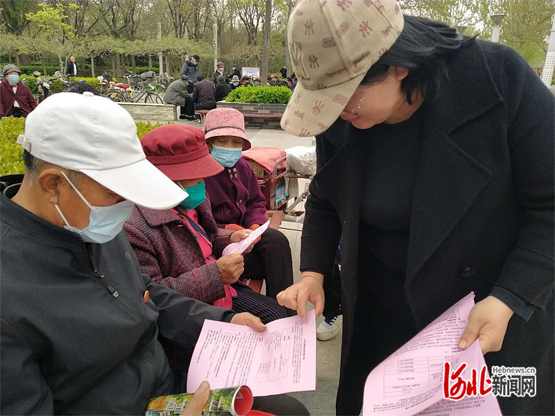 唐山乐亭县计生协开展计生家庭保险宣传活动