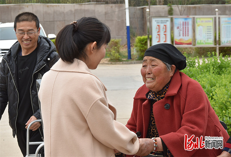 图2：再次见面，郑玉凤老人（右）对李研老师表示感谢。.jpg