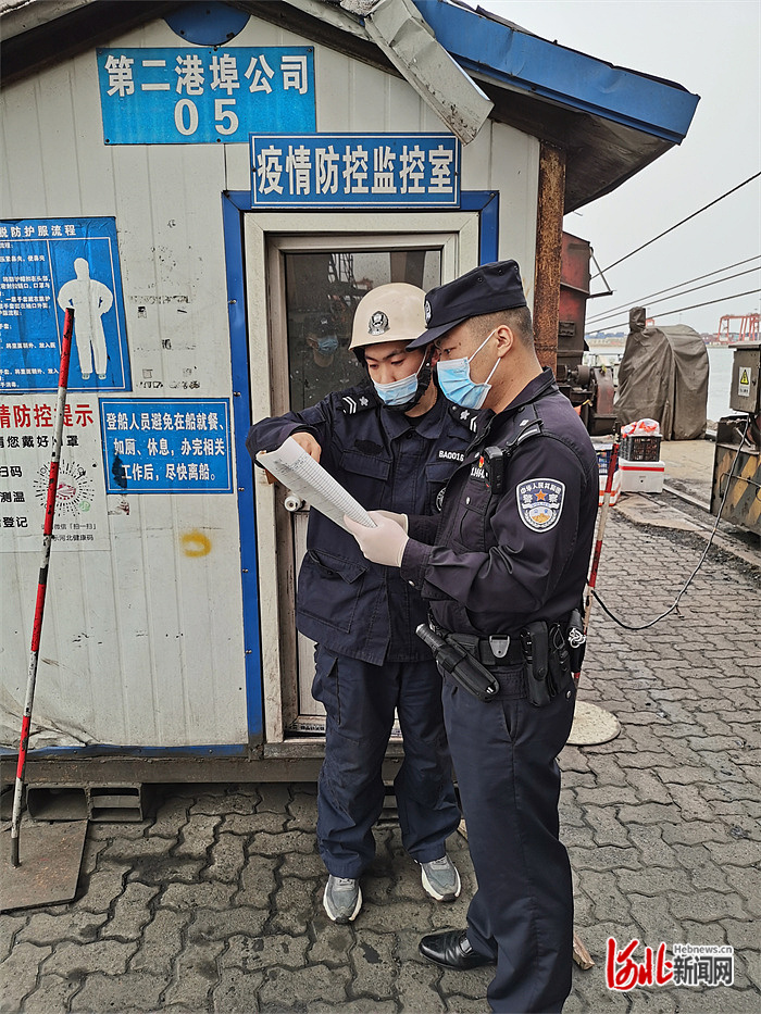 图为唐山边检民警正在对梯口监护登记情况进行检查.jpg