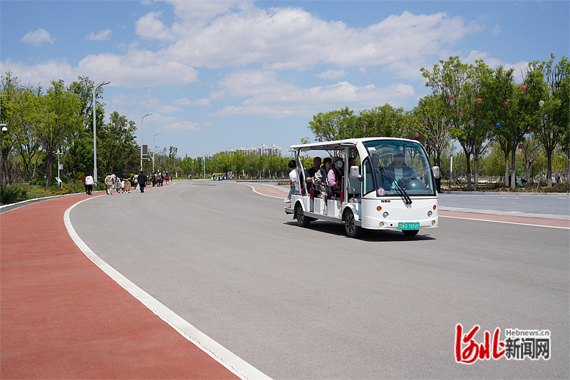 图1：4月30日，游客乘坐观光车在唐山花海北园博园游玩。.JPG