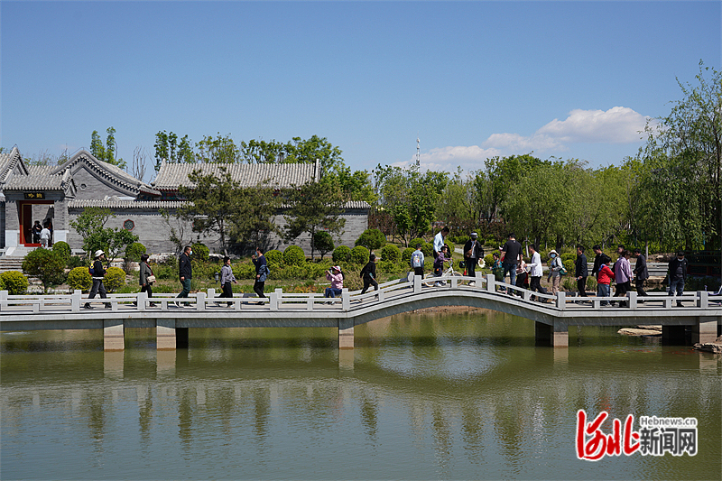 图2：4月30日，游客在唐山花海北区园博园游玩。.JPG