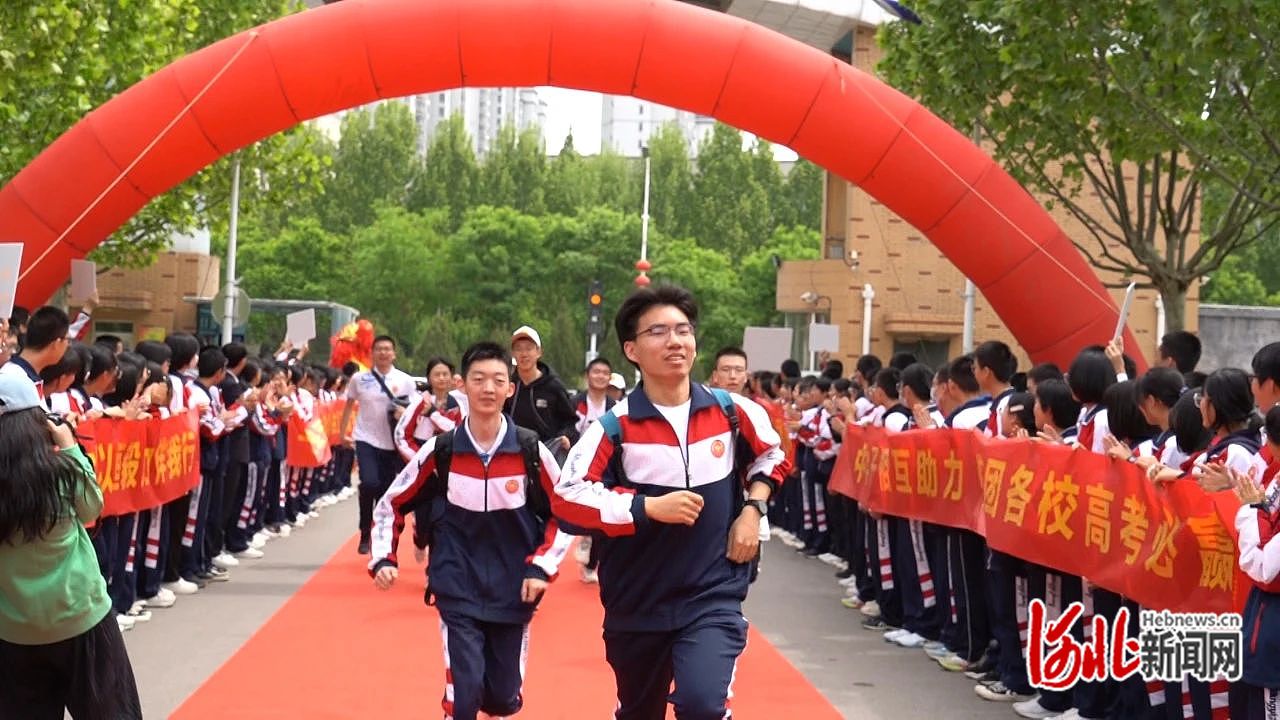 石家庄一中举行高三学生徒步远行